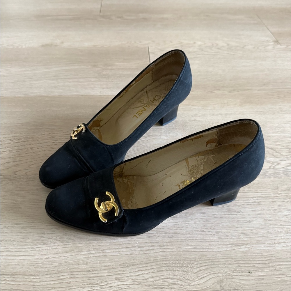 Vintage CHANEL Black Low Heel Pump Gold Accent